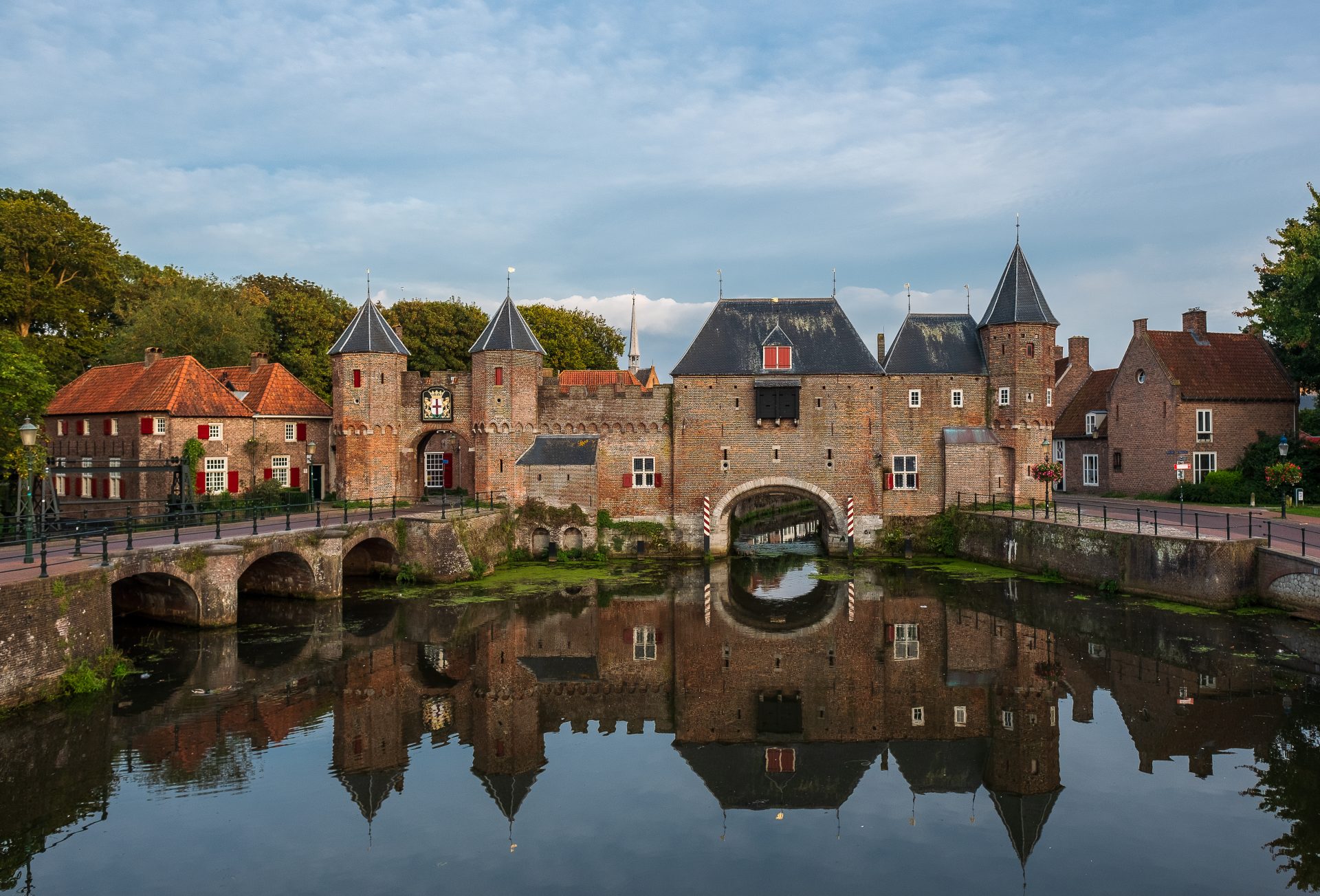 koppelpoort weerspiegelt in water